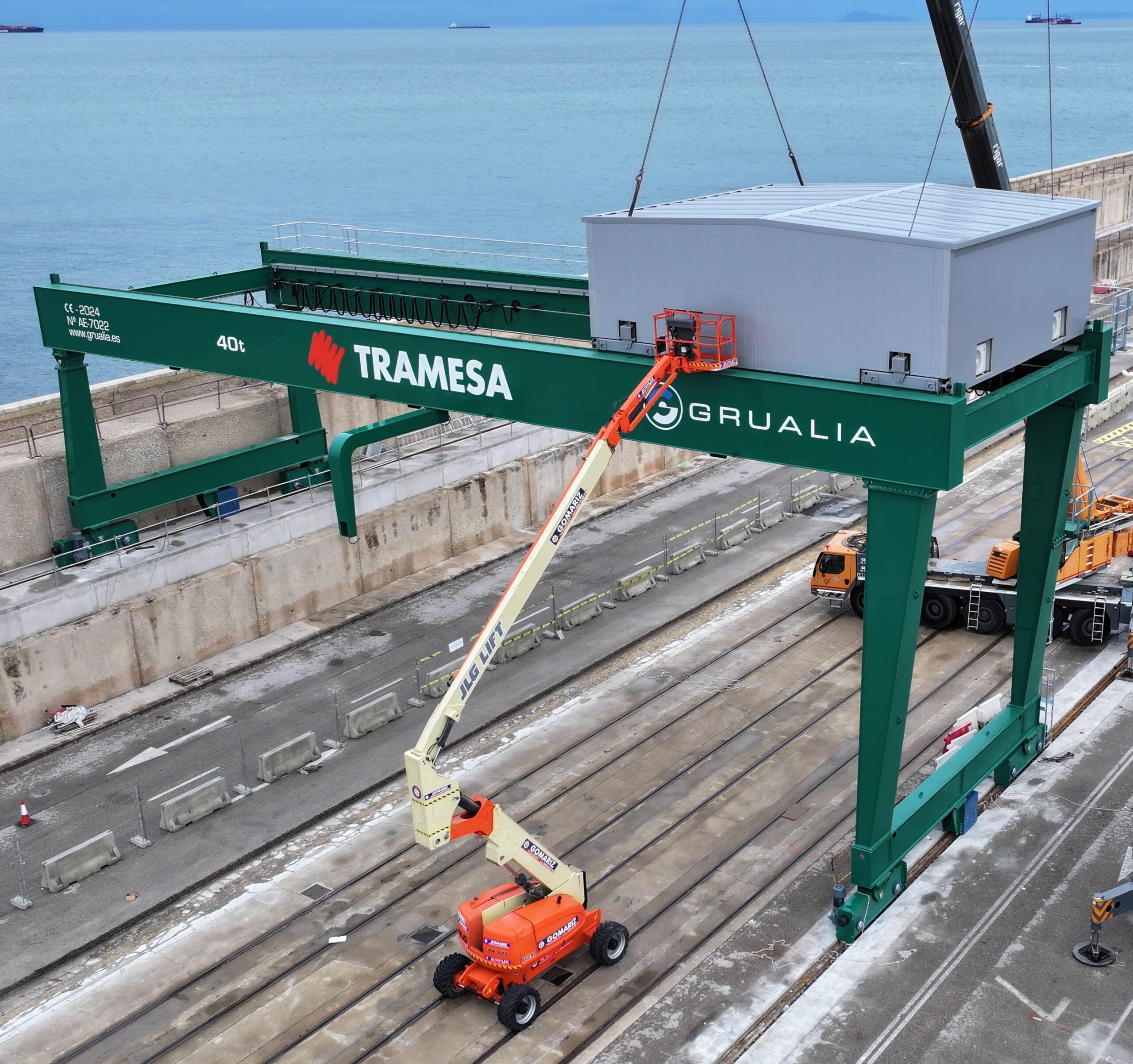 Gruas portico y otras gruas portuarias en puerto de Valencia